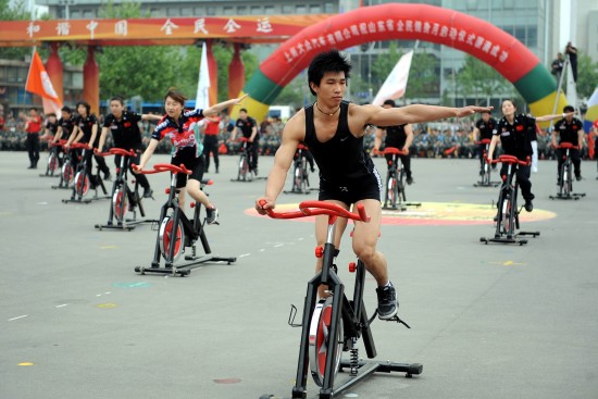 图文-山东启动全民健身月活动 表演动感单车_