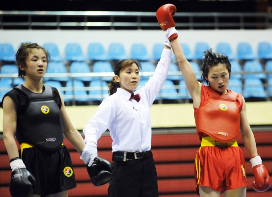 图文-全运会女子武术散打预赛 裁判宣布安徽选手胜