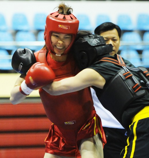 图文-全运会女子武术散打预赛 吴钞来已经占据主动