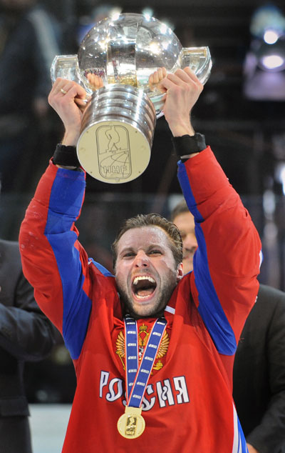 图文-冰球世锦赛俄罗斯成功卫冕 队长高举奖杯