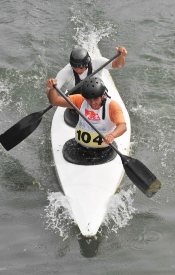 图文-09皮划艇激流回旋6公里 男子双人划艇贵州选手