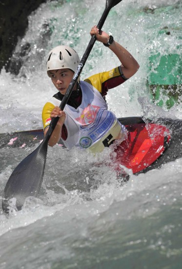 图文-皮划艇激流回旋全国锦标赛决赛 李晶晶第一名