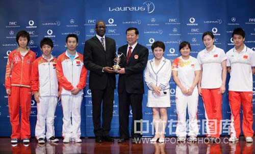 图文-中国代表队获劳伦斯最佳团队奖接过奖杯
