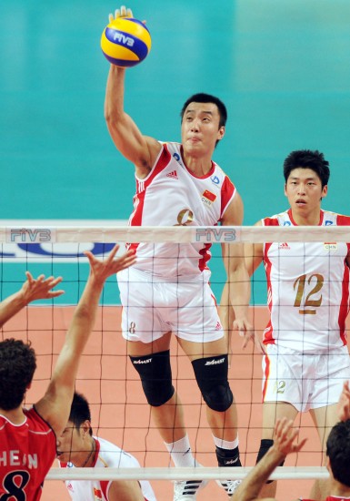 图文-男排联赛中国负奥运冠军崔建军从容扣球