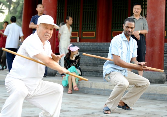 图文-全民健身“武”动夏日 美国人杰克逊学“鞭杆”_综合体育_NIKE新浪竞技风暴_新浪网