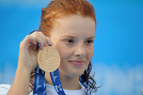 图文-女子200米蛙泳决赛 海格尔骄傲展示金牌