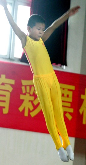 图文-安徽省少年儿童蹦床锦标赛 动作同样规范