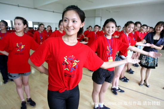 图文-全运会礼仪小姐积极练习 美丽的微笑美丽的脸_综合体育_NIKE新浪竞技风暴_新浪网