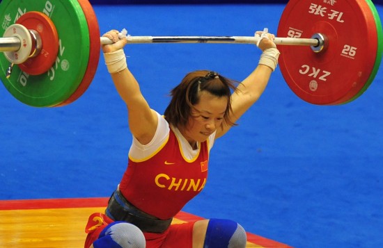 图文-全运会女子举重48公斤级 王明娟咬紧牙关