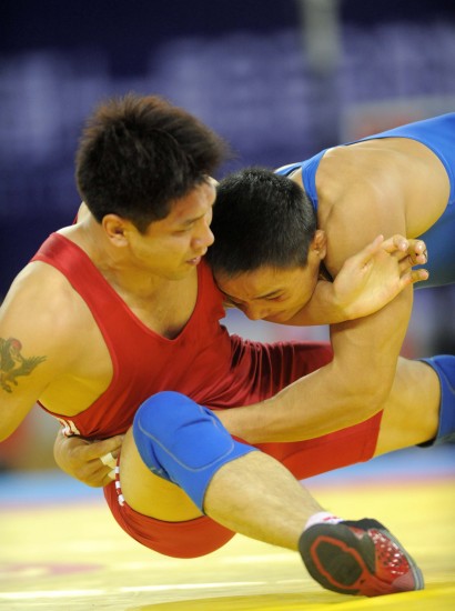 图文男子自由跤84公斤级张峰战胜斯日古楞夺冠