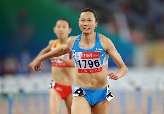 图文-四川刘静夺得女子100米栏冠军 一马当先