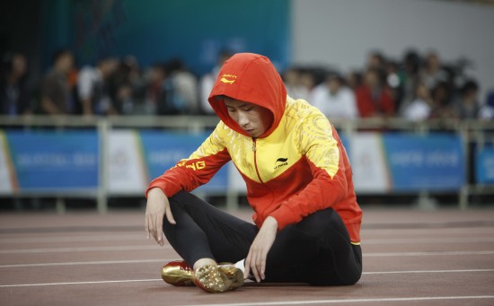 图文-黄潇潇夺得女子400米栏冠军坐等比赛开始