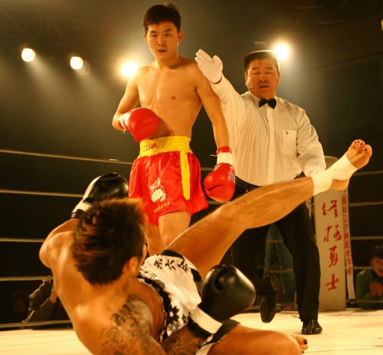图文-中日国际武术搏击对抗赛赛况 眼神