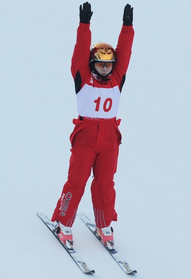 图文自由式滑雪世界杯空中技巧郭心心落地瞬间