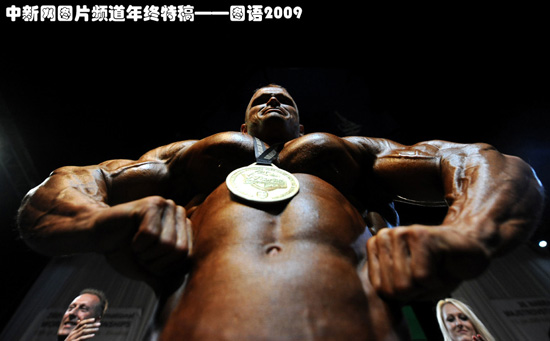 图文-中国新闻网年度体育图片盘点健美冠军的肌肉