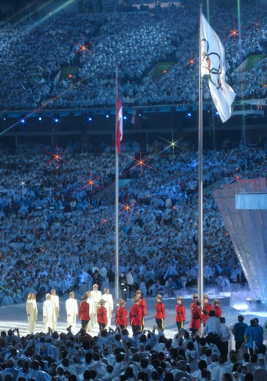 图文-温哥华冬奥会开幕式举行 奥林匹克五环旗升起