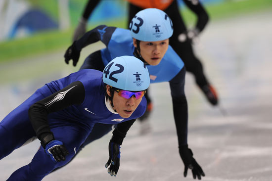 图文-短道速滑男子500米预赛 李昊锡压制住对