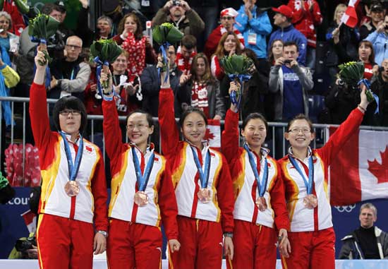 图文-冬奥会女子冰壶颁奖仪式中国姑娘摘得铜牌