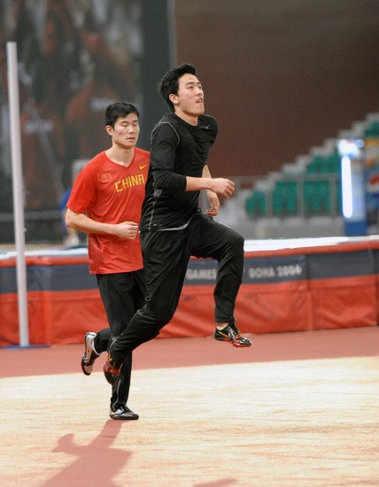图文-刘翔备战多哈世界室内田径锦标赛 做高跳训练