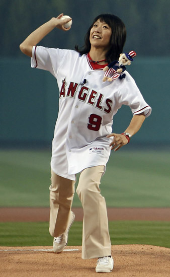 图文奥运会冠军高桥尚子打棒球可爱的投球姿势