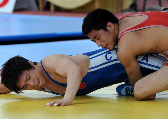 图文-全国男子古典式摔跤锦标赛 双方互不相让