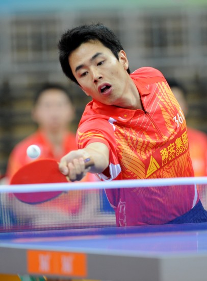 图文2010中国乒乓球超级联赛开赛朱世赫轻轻回球