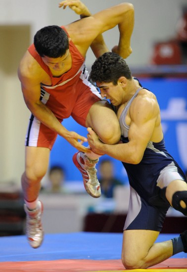 重竞技 图集 正文 6月13日,伊朗选手优素福(右)在男子自由式摔跤