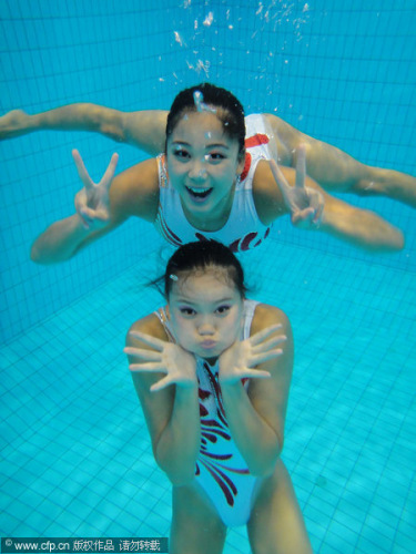 图文-花样游泳女队员拍摄写真姑娘们水下摆PO