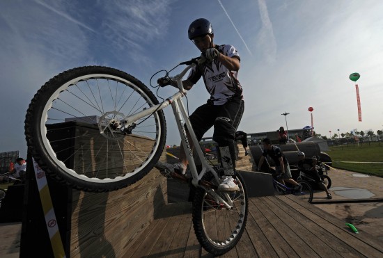 图文-全国水运会极限特技单车 直角攀爬