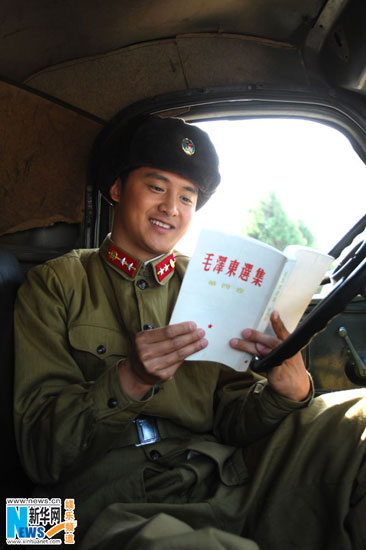 图文-田亮《雷锋》剧照曝光用心阅读毛泽东选集
