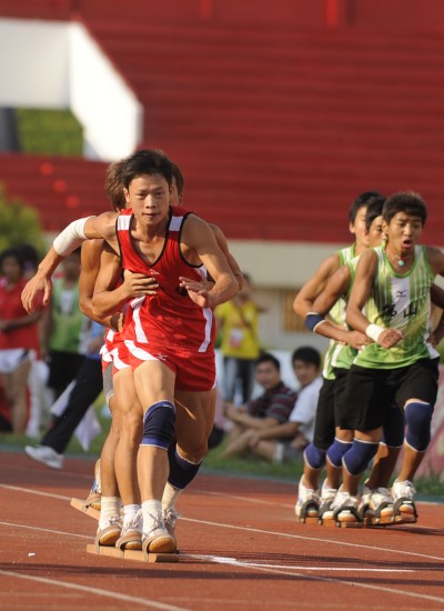 图文-广东少数民族健儿赛场竞风流 板鞋比赛中
