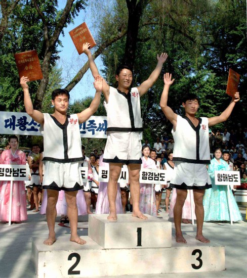 图文-朝鲜第八届大黄牛摔跤比赛 颁奖台上的三