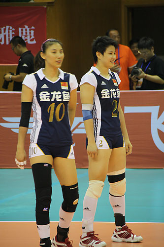 图文-女排亚洲杯半决赛中国vs日本 李娟和张磊