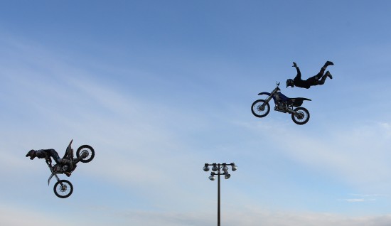 图文-加拿大精彩的乡村大竞技 摩托车手特技表演