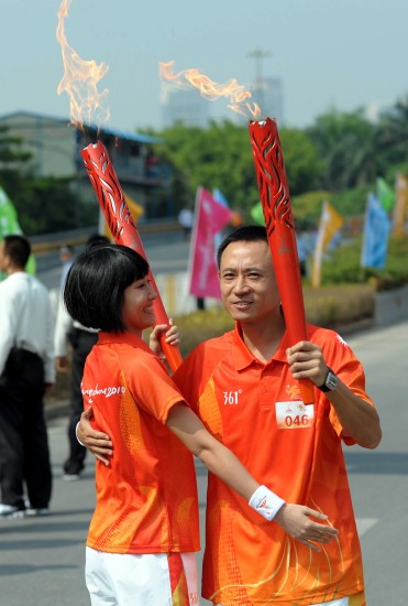 图文广州亚运会火炬在深圳传递杭国强黄巧燕拥抱