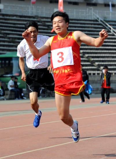 10月22日,残疾人运动员在进行田径比赛.