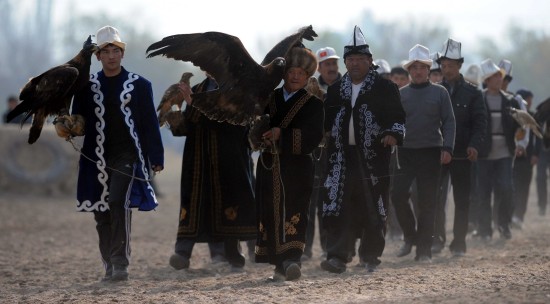图文-吉尔吉斯斯坦的猎鹰节 猎人携带猎鹰酷劲