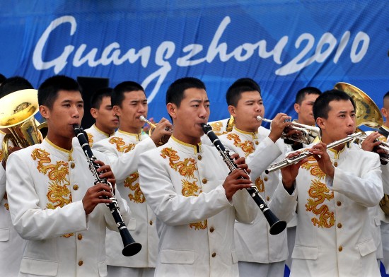 -亚残运动员村迎来入住高峰 现场演奏迎宾曲_