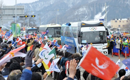 图文-国际奥委会评估小组考察韩国 平昌人民夹