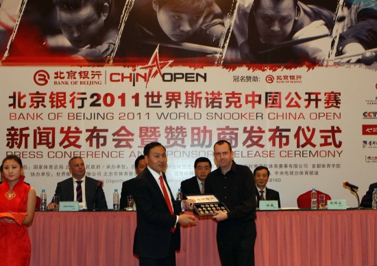图文-2011世界斯诺克中国公开赛 上届冠军接受