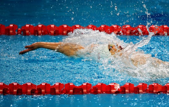 图文-全国游泳冠军赛3日赛况 程飞轶划出水面