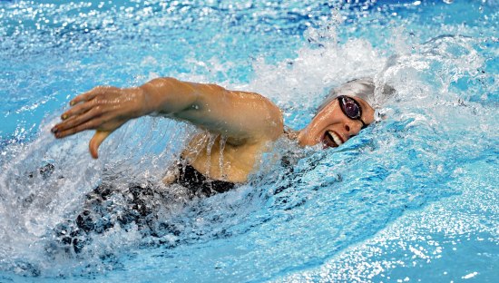 -大运新西兰选手女子400米自夺金 奋力向前_综