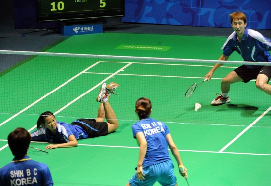 图文-大运会羽毛球韩国2-1台北 谢沛蓁倒地救球