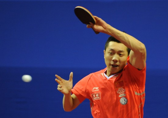 图文-中国乒乓球公开赛第一轮赛况 许昕接球瞬