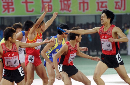 图文-城运会24日田径赛况 区绍伟与队友在比赛中