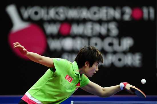 图文-2011女乒世界杯丁宁夺冠 丁宁在比赛中回
