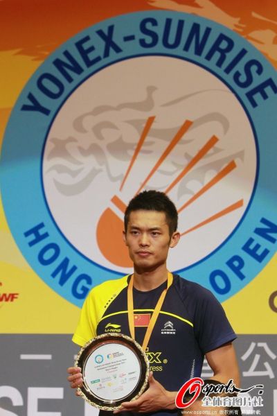 图文-羽球香港公开赛林丹夺冠 林丹展示奖牌-公