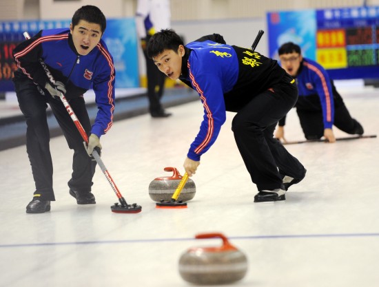 图文-冬运会男子冰壶第七轮 鄂尔多斯5-6哈尔滨