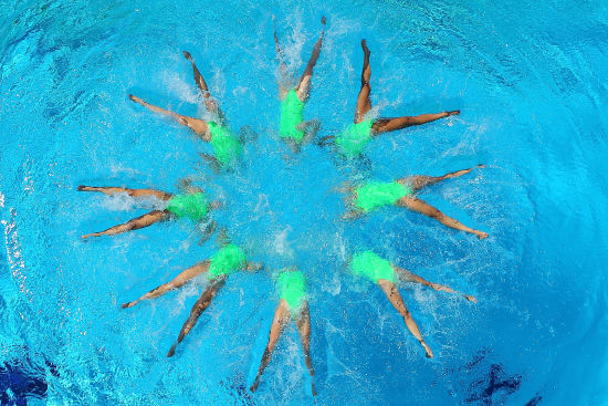 文-澳大利亚花样游泳队写真 花游队员们泳姿优