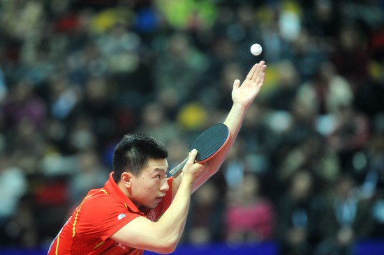 图文-马龙蝉联亚乒赛男单冠军 马龙高抛发球